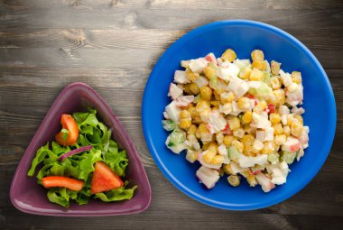 bir tepside Yengeç Salatası 