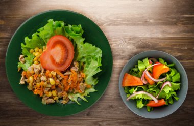 tavuk mideleri havuç ve Mısır ve salataya salata bir