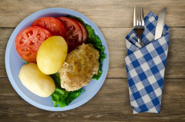  göğsü bir tabak patates ile