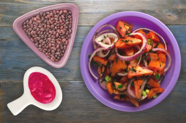 domates, soğan, ahşap arka plan üzerinde bir tabakta rezene