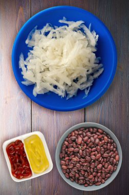 Daikon ahşap arka plan üzerinde 