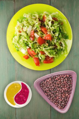  ahşap arka plan üzerinde bir tabakta lahana domates salatası