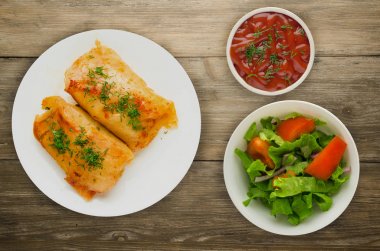 lahana bir tabak içinde alır. et lahana Üstten Görünüm.