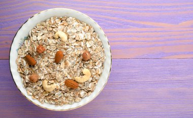 Fındık yulaf ezmesi. Ahşap bir masa üzerinde yulaf ezmesi. Yulaf ezmesi Üstten Görünüm. 