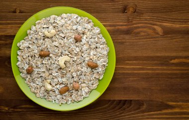 Fındıklı müsli. müsli ahşap bir masa üzerinde. müsli üstten görünüm. Hea