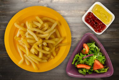  ahşap arka plan üzerinde patates kızartma 