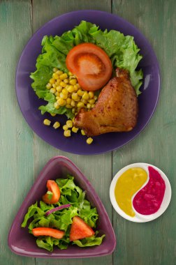 tavuk kanadı salata, Mısır ve domates bir plaka üzerinde 