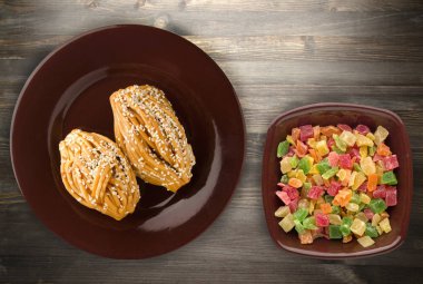 bir plaka üstüne susam ile kek görüntülemek.  