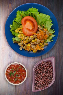 tavuk mideleri havuç ve Mısır ve salataya salata bir