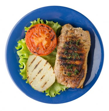  patates ve domates üzerinde beyaz backgro izole ile ızgara domuz eti