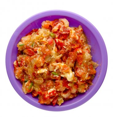 Soğan üzerinde beyaz backgro izole bir plaka ile haşlanmış domates