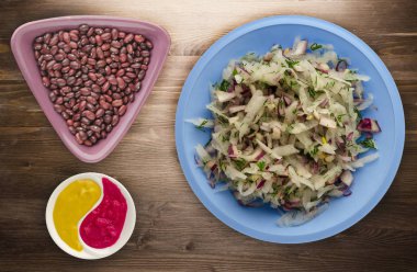 salata daikon, soğan ve bir tahta üzerine dereotu 