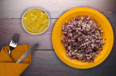 ahşap arka plan üzerinde kırmızı soğan 