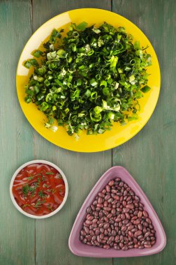  soğan ve dereotu ahşap arka plan üzerinde bir plaka üzerinde