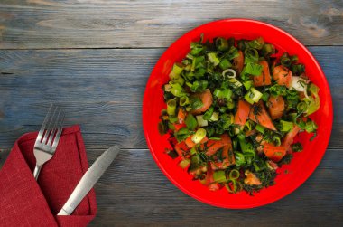 domates, soğan, ahşap arka plan üzerinde bir tabakta rezene