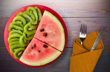 karpuz ve bir tabağa dilimlenmiş kivi  
