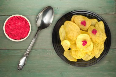 bir tabak patates cipsi. bir ahşap yongaları 