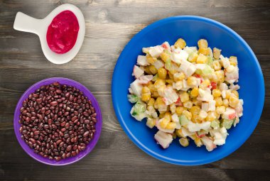 bir tepside Yengeç Salatası 