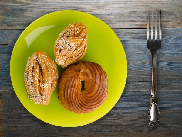 Cakes on a wooden background. — Stock Photo, Image