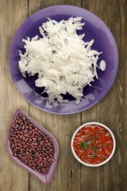 Daikon ahşap arka plan üzerinde 