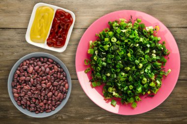  soğan ve dereotu ahşap arka plan üzerinde bir plaka üzerinde