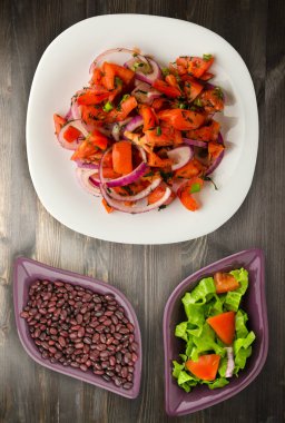 domates, soğan, ahşap arka plan üzerinde bir tabakta rezene