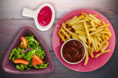 ahşap bir zemin üzerine ketçap ile kızarmış patates. patates kızartması o