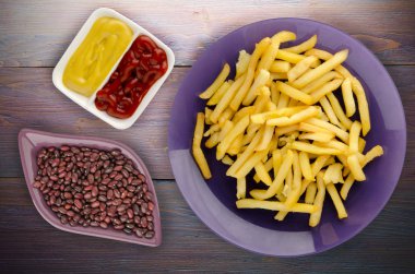  ahşap arka plan üzerinde patates kızartma 