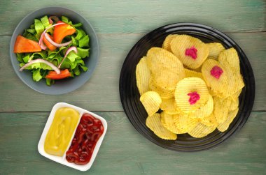 bir tabak patates cipsi. bir ahşap yongaları 