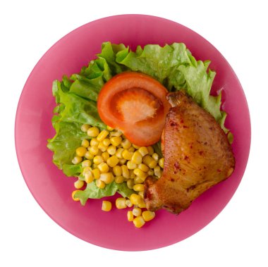 tavuk kanadı salata, Mısır ve domates bir plaka üzerinde 