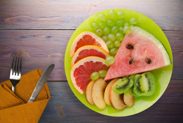Fruta cortada en rodajas en un plato —  Fotos de Stock