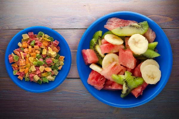Sepiring salad buah segar yang sehat di latar belakang kayu — Stok Foto