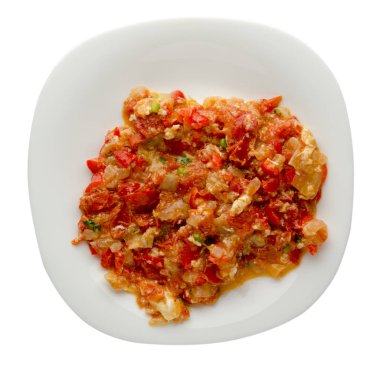 Soğan üzerinde beyaz backgro izole bir plaka ile haşlanmış domates