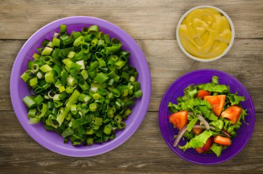   ahşap arka plan üzerinde bir tabakta soğan.