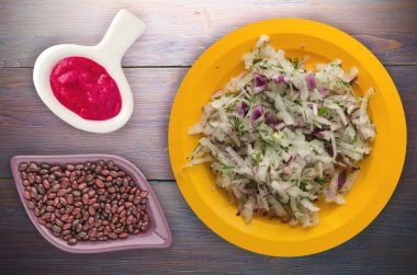 salata daikon, soğan ve bir tahta üzerine dereotu 