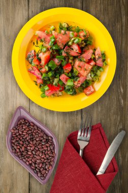 domates, soğan, ahşap arka plan üzerinde bir tabakta rezene