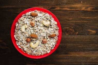 Fındık yulaf ezmesi. Ahşap bir masa üzerinde yulaf ezmesi. Yulaf ezmesi Üstten Görünüm. 