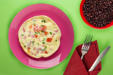 Turuncu arka planda mavi bir tabakta omlet. sağlıklı kahvaltılıklar