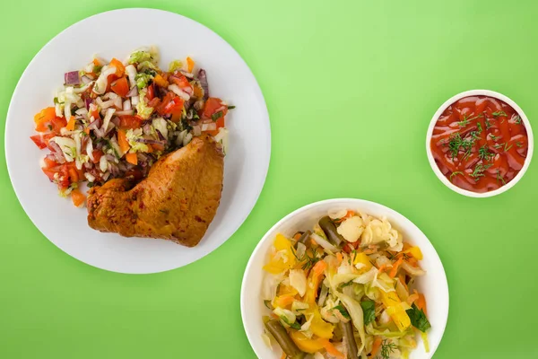 Muslos de pollo fritos con verduras en un plato blanco en el col — Foto de Stock