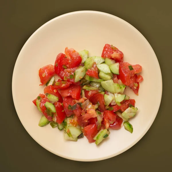 Vegetariánský salát s okurkami, rajčaty a zelenou cibulí. Vega — Stock fotografie