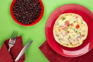 Turuncu arka planda mavi bir tabakta omlet. Sağlıklı kahvaltı manzarası.