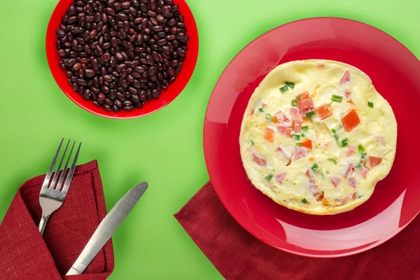 Turuncu arka planda mavi bir tabakta omlet. Sağlıklı kahvaltı manzarası.