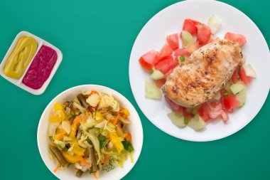 Domates salatası, salatalık ve soğanlı ızgara tavuk göğsü.. 