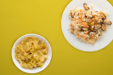 Midyeli pilav ve beyaz tabakta havuç. midyeli pilav