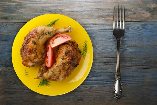 Muslo de pollo a la parrilla con verduras en un plato en un bac de madera — Foto de Stock