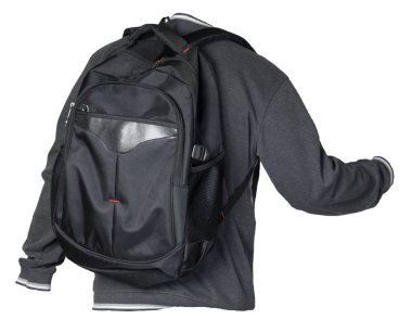 Örgü kazak giymiş siyah sırt çantası beyaz arka planda izole edilmiş.