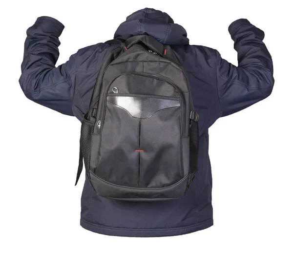 Schwarzer Rucksack, bekleidet mit einer blauen Jacke auf weißem Hintergrund. Rückansicht eines Rucksacks und einer Jacke — Stockfoto