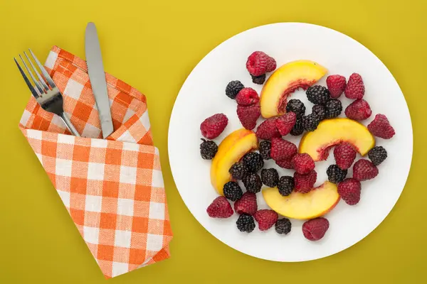 Dietary, healthy food. blackberry, raspberry, nectarine on a white plate on a plate. Vegetarian food on a background top view. — Stock Photo, Image