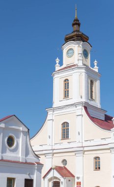 mavi gökyüzüne karşı bir binanın üst. kentsel mimari