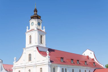 mavi gökyüzüne karşı bir binanın üst. kentsel mimari